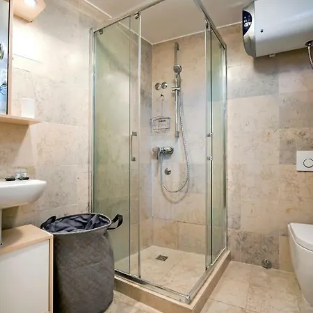 Oscar Iv With Terrace And Sea View شقة